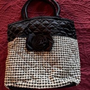Beautiful bag, black/white, plastic liner inside pockets, zip up, front pockets